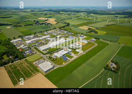Vue aérienne du district industriel, commercial, des éoliennes derrière, Belecke, Warstein, Sauerland, Rhénanie du Nord-Westphalie Banque D'Images