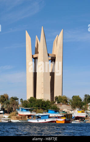 Fleur de Lotus Memorial par le sculpteur Ernst Neizvestny, grand barrage d'Assouan, Egypte, Afrique du Nord Banque D'Images