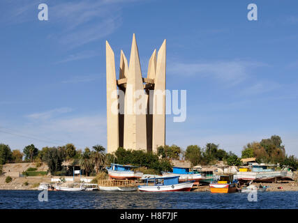 Fleur de Lotus Memorial par le sculpteur Ernst Neizvestny, grand barrage d'Assouan, Egypte, Afrique du Nord Banque D'Images