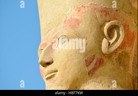 Détail de la statue osirienne au temple funéraire de la Reine Hatshepsout à Deir el Bahri, près de Louxor, Egypte, Afrique du Nord Banque D'Images