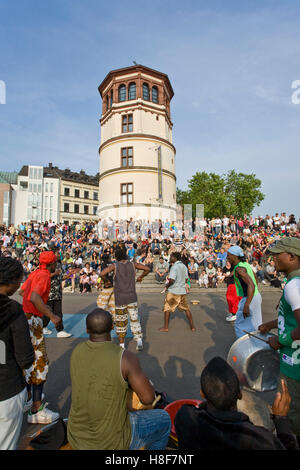 Des musiciens de rue de l'Afrique en face de l'escalier à la place du château Burgplatz, personnes, scène de rue Banque D'Images