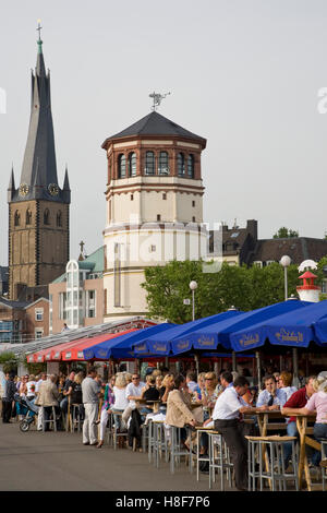 Pubs le long de la promenade du Rhin, des restaurants, des cafés, des gens, scène de rue, l'église Saint-Lambert, tour du château, Duesseldorf Banque D'Images