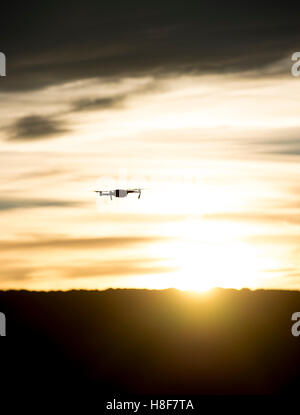 Drone moderne Silhouette sur le coucher du soleil Banque D'Images