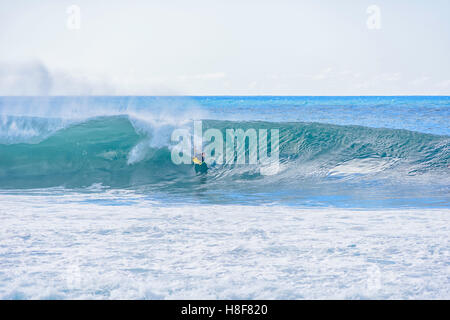 Banzai Pipeline, Bodyboarder, Ehukai Beach Park à Pupukea sur Oahu Côte-Nord d'Hawaï. Banque D'Images