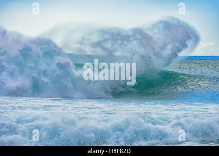 De grosses vagues à la plage de Banzai Pipeline, Ehukai Park à Pupukea sur la côte nord de Oahu Hawaii United States Banque D'Images