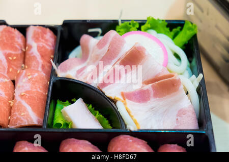 Kamaboko rose, tranches de gâteau de poissons japonais de porc, coupé en tranches et les tranches de porc porc au bacon et udon Noodle sur des plaques, pour s Banque D'Images