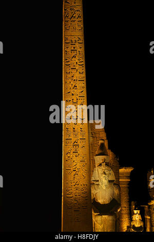 Vue de la façade du temple de Louxor avec l'obélisque du roi Ramsès II en face . Banque D'Images