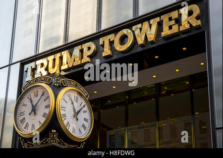 NEW YORK - 3 septembre 2016 : laiton poli signe pour Trump Tower brille au-dessus des horloges de marque sur la Cinquième Avenue. Banque D'Images