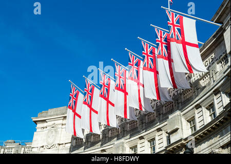 Pavillon blanc traditionnel, je vois des drapeaux sur l'Admiralty Arch, la passerelle de cérémonie entre Trafalgar Square et le centre commercial à Londres, Royaume-Uni Banque D'Images