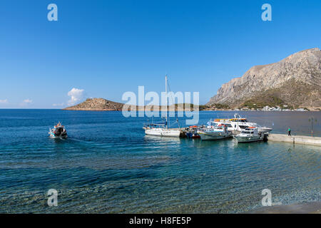 Bateaux à quai, Myrties Kalymnos, Grèce, matin bleu calme Banque D'Images