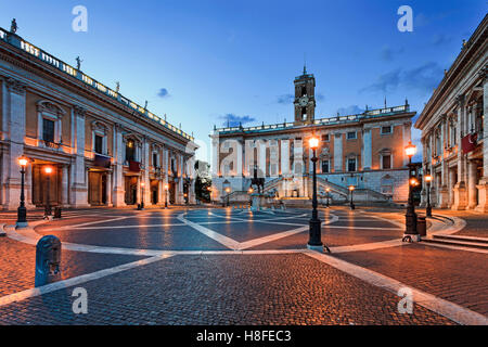 Cobblestone place couverte en haut de colline du Capitole à Rome, en Italie, au lever du soleil. Monument historique de l'ancien empire romain Banque D'Images