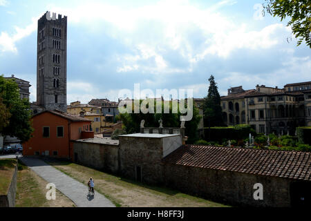 Lucca, Italie - 5 septembre 2016 : Bâtiments et tour dans la vieille partie de la ville de Lucques en Italie. Des personnes non identifiées, visible. Banque D'Images