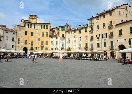 Lucca, Italie - 5 septembre 2016 : Les bâtiments sur la Piazza Napoleone square dans la vieille partie de la ville de Lucques en Italie. Des personnes non identifiées, v Banque D'Images