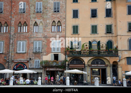 Lucca, Italie - 5 septembre 2016 : Les bâtiments sur la Piazza San Michele square dans la vieille partie de la ville de Lucques en Italie. Des personnes non identifiées Banque D'Images
