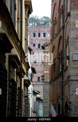 Lucca, Italie - 5 septembre 2016 : Bâtiments et tour Guinigi en vieille ville de Lucques en Italie. Des personnes non identifiées, visible. Banque D'Images