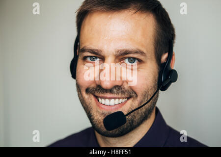 Close up of smiling call centre agent client aidant Banque D'Images