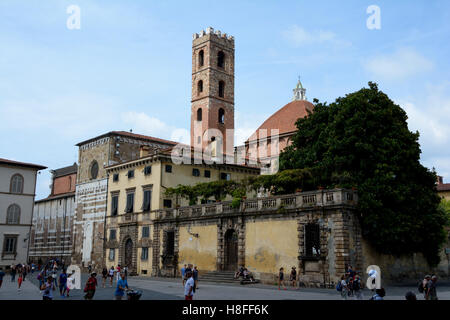 Lucca, Italie - 5 septembre 2016 : Les bâtiments sur la Piazza San Martino square en vieille ville de Lucques en Italie. Des personnes non identifiées Banque D'Images
