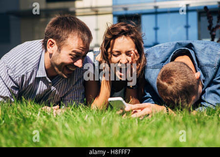 Trois étudiants allongés sur l'herbe Banque D'Images