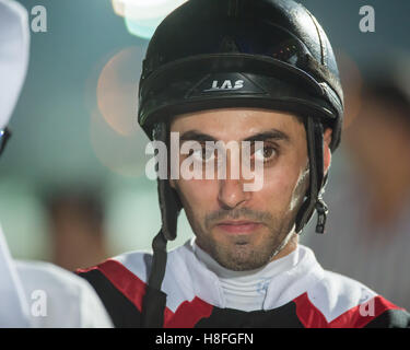 DOHA, QATAR - 3 novembre 2016 Le Qatar Racing et Equestrian Club. Jockey Saleem Golam avant la course 4 de la deuxième réunion de courses o Banque D'Images