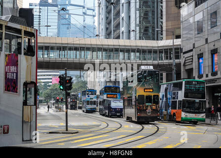 Vue sur Des Voeux Road Central avec les trams, les bus, les feux de circulation et passerelle Banque D'Images