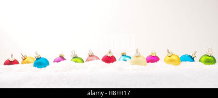 Old vintage Christmas baubles consécutives sur un arrière-plan lumineux Banque D'Images