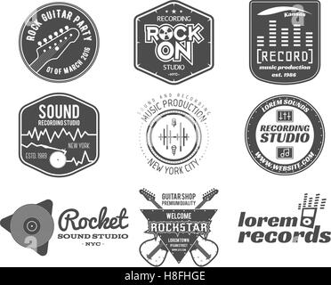 Ensemble de la production musicale de scénario,logo autocollant, étiquette, de l'emblème ou le logo d'impression, avec des éléments de la guitare pour sound studio d'enregistrement, t-shirt ou la production de son podcast et la radio d'insignes, typographie design Illustration de Vecteur