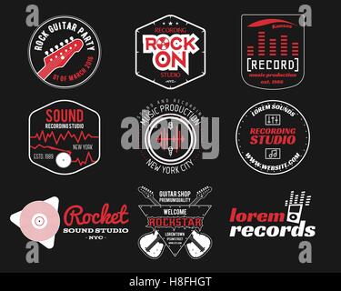 Ensemble de la production musicale de scénario,logo autocollant, étiquette, de l'emblème ou le logo d'impression, avec des éléments - guitare, vinyle pour studio d'enregistrement sonore, la production de son podcast et la radio d'insignes, typographie design. Illustration de Vecteur