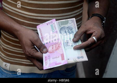 Kolkata, Inde. Nov 11, 2016. Un Indien qui l'attendaient à l'ATM et l'affichage compteur rs.2000 banque remarque avec rs.100 bank note qu'il se retirer de la Banque mondiale hier, à Kolkata. Distributeurs de rouvrir après deux jours, les gens d'attente du matin dans toutes les régions du pays que Rs. 500 et Rs.1000 note de la banque n'a plus cours légal. Distributeur automatique se dispersera seulement rs.100. Credit : Saikat Paul/Pacific Press/Alamy Live News Banque D'Images