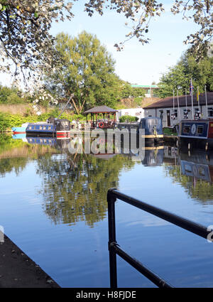 Canal de Bridgewater Runcorn en été, Waterside, Cheshire, Angleterre, Royaume-Uni Banque D'Images