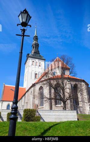 Vieille lampe de rue près de Niguliste ou église Saint Nicolas à Tallinn, Estonie. Photo verticale Banque D'Images