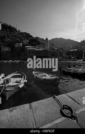 À la recherche de l'autre côté de la baie à Vernazza, vers l'église de Santa Margherita di Antiochia, Vernazza, Cinque Terre, Liguaria, Italie, Banque D'Images