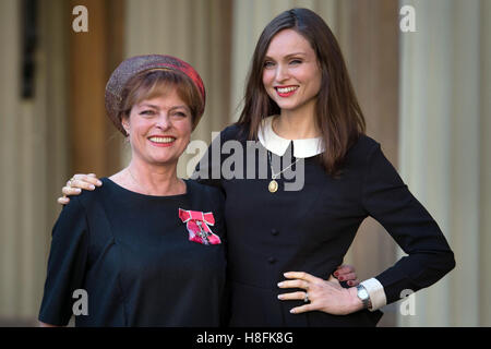 Ancien Blue Peter presenter Janet Ellis avec sa fille Brigitte Bardot après avoir reçu son MBE du duc de Cambridge à Buckingham Palace, Londres. Banque D'Images