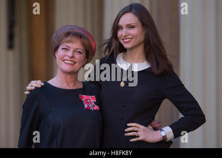 Ancien Blue Peter presenter Janet Ellis avec sa fille Brigitte Bardot après avoir reçu son MBE du duc de Cambridge à Buckingham Palace, Londres. Banque D'Images