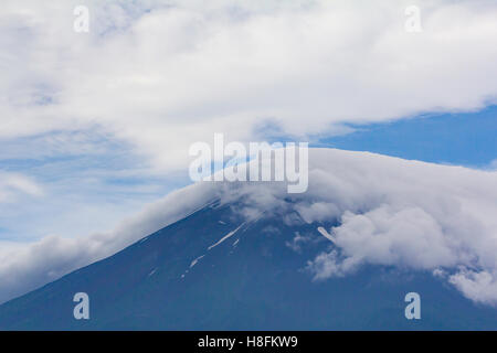 Kawaguchiko, au Japon. Vue sur le pic du Mont Fuji avec les nuages qui passent au travers. Banque D'Images