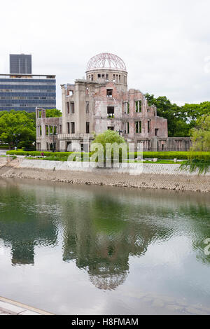 Hiroshima, Japon. Vue sur le dôme de la bombe de l'autre côté de la rivière Motoyasu. Banque D'Images