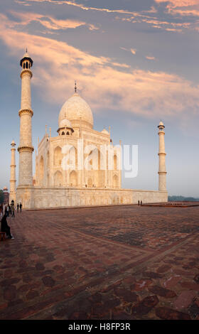 Le Taj Mahal vu du côté répondre sur la plate-forme en grès rouge lumineuse colorée reflète les couleurs sous ciel fiery sunrise Banque D'Images