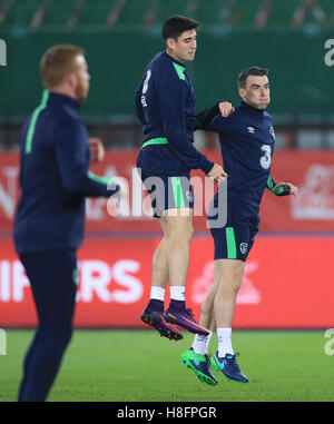 République d'Irlande est Callum O'Dowda (à gauche) et Seamus Coleman au cours de la séance de formation au stade Ernst-Happel, Vienne, Autriche. Banque D'Images