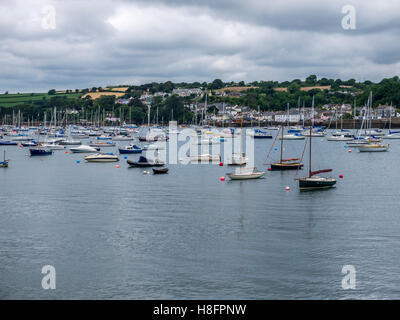 Bord de Falmouth avec bateaux stationnés jusqu'à la mer. Banque D'Images