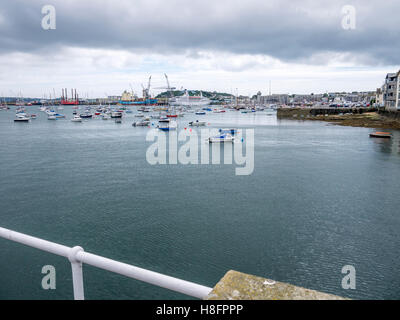 Bord de Falmouth avec bateaux stationnés jusqu'à la mer. Banque D'Images