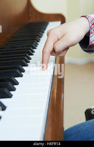 Close Up of Child's Hands Playing Piano Banque D'Images