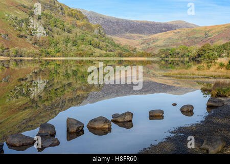 Gwyant Llyn sur une journée d'automne du sud en direction de Snowdon. Banque D'Images