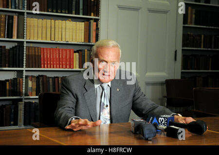 Buzz Aldrin astronaute visite la bibliothèque libre de Philadelphie le 21 juillet 2009 à Philadelphie, Pennsylvanie. Banque D'Images