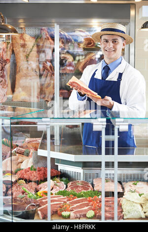 Portrait de Butcher Standing Behind Counter Banque D'Images