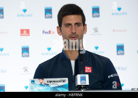 Londres, Royaume-Uni. Nov 11, 2016. Le numéro 2 mondial Novak Djokovic (SRB) parle à la presse dans la journée des médias d'ATP World Tour finals à l'O2. Credit : Alberto Pezzali/Pacific Press/Alamy Live News Banque D'Images