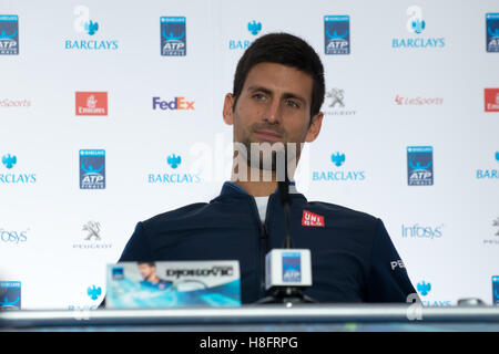 Londres, Royaume-Uni. Nov 11, 2016. Le numéro 2 mondial Novak Djokovic (SRB) parle à la presse dans la journée des médias d'ATP World Tour finals à l'O2. Credit : Alberto Pezzali/Pacific Press/Alamy Live News Banque D'Images