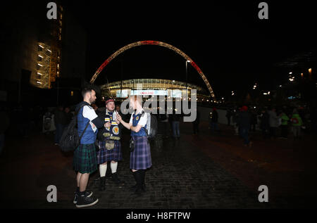 L'Écosse fans sur Wembley manière en avant de la qualification pour la Coupe du Monde FIFA 2018, Groupe F match au stade de Wembley, Londres. Banque D'Images