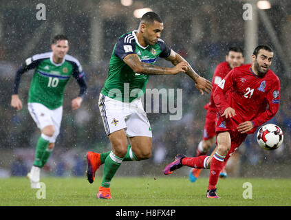 L'Irlande du Nord Josh Magennis (centre) et de l'Azerbaïdjan Arif Dasdamirov (à droite) bataille pour la balle durant la Coupe du Monde FIFA 2018, de qualification Groupe C match à Windsor Park, Belfast. Banque D'Images