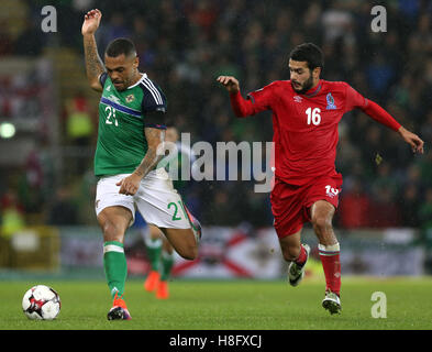 L'Irlande du Nord Josh Magennis (à gauche) et de l'Azerbaïdjan Emin Makhmudov (à droite) bataille pour la balle durant la Coupe du Monde FIFA 2018, de qualification Groupe C match à Windsor Park, Belfast. Banque D'Images