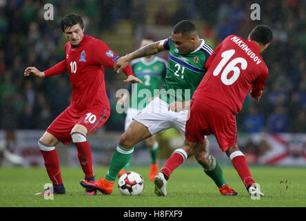 L'Azerbaïdjan Ruslan Kurbanov (à gauche) et Emin Makhmudov (à droite) bataille pour le bal avec l'Irlande du nord'est Josh Magennis (centre) au cours de la qualification pour la Coupe du Monde FIFA 2018, Groupe C match à Windsor Park, Belfast. Banque D'Images