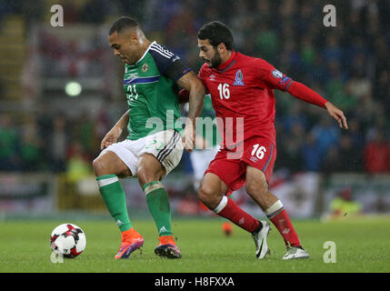 L'Irlande du Nord Josh Magennis (à gauche) et de l'Azerbaïdjan Emin Makhmudov (à droite) bataille pour la balle durant la Coupe du Monde FIFA 2018, de qualification Groupe C match à Windsor Park, Belfast. Banque D'Images